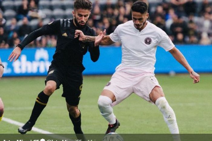 Pemain Inter Miami, Jorge Figal (kanan), menarik baju striker Los Angeles FC, Diego Rossi, yang berusaha merebut bola ketika keduanya berlaga dalam laga MLS di Stadion Banc of California, Senin (2/3/2020).