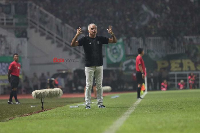 Pelatih Arema FC, Mario Gomez, dalam laga melawan Tira-Persikabo di Shopee Liga 1 2020, Senin (2/3/2020) di Stadion Pakansari, Bogor.