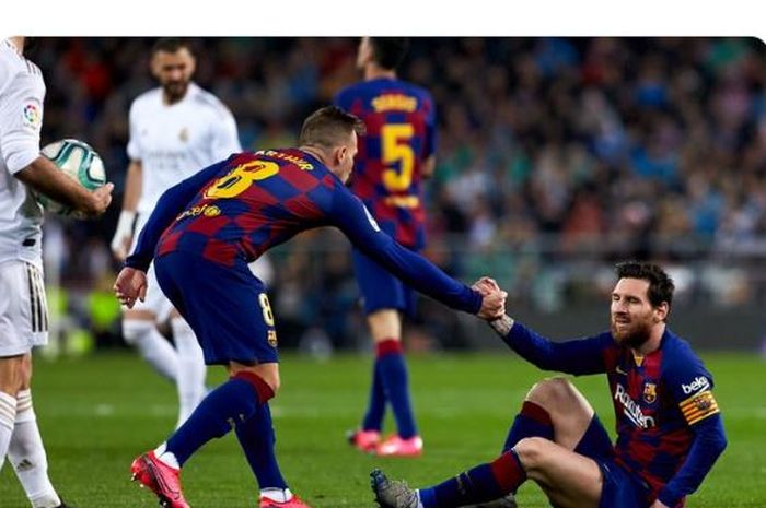 Ekspresi megabintang Barcelona, Lionel Messi (kanan), dalam laga Liga Spanyol kontra Real Madrid di Stadion Santiago Bernabeu, Minggu (1/3/2020).