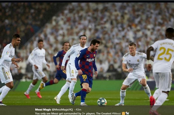 Lionel Messi menggiring bola di antara kawalan pemain Real Madrid.