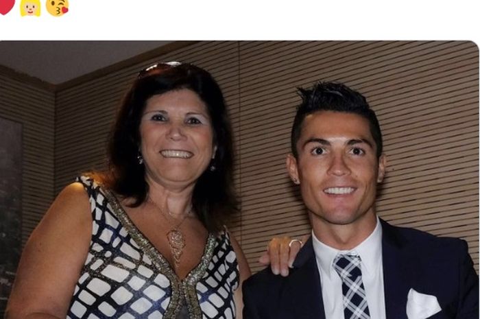 Megabintang Juventus, Cristiano Ronaldo, bersama ibunya Dolores Aveiro. 