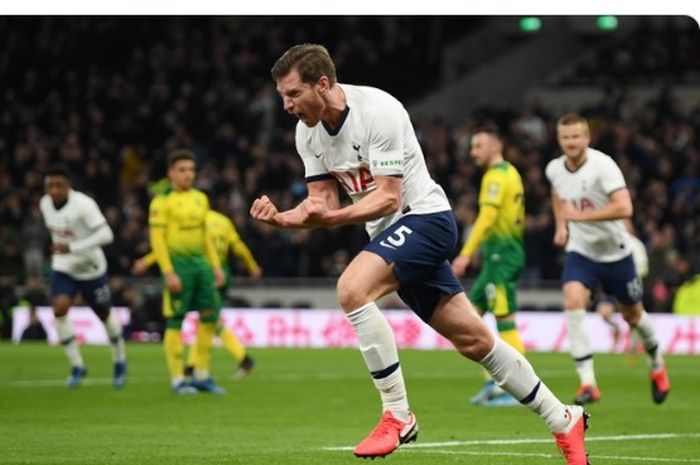 Selebrasi bek Tottenham Hotspur, Jan Vertonghen, setelah sukses mencetak gol ke gawang Norwich City dalam laga putaran kelima Piala FA di Tottenham Hotspur Stadium, Kamis (5/3/2020).