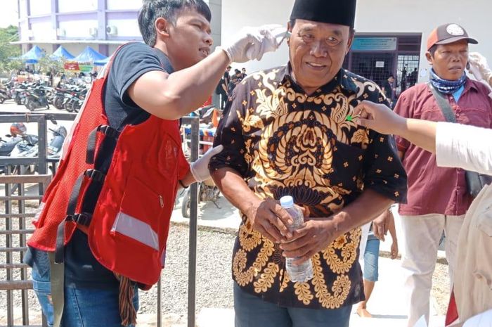 Pemeriksaan kesehatan saat pertandingan Persita Tangerang melawan PSM Makassar di Stadion Sport Center, Kelapa Dua, Tangerang, Jumat (6/3/2020)