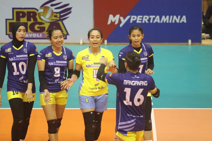 Berllian Marsheilla (jersey kuning) bersama tim bola voli putri Bandung Bank BJB Tanda Mata pada putaran kedua seri kedua Proliga 2020 di GOR Citra Arena, Bandung, Jumat (6/3/2020).