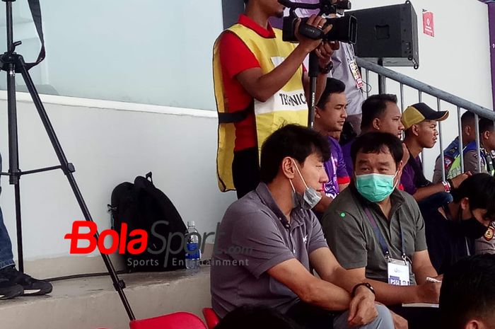 Shin Tae-yong menyaksikan laga Persita vs PSM di Stadion Sport Center, Kelapa Dua, Tangerang, Jumat (6/3/2020).