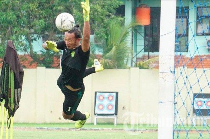 Rivky Mokodompit saat tengah melakukan penyelamatan kala menjalani latihan di Persebaya di Lapangan Jenggolo, Selasa (28/1/2020)