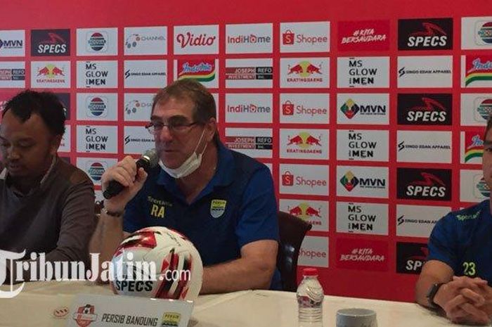 Pelatih Persib Bandung Robert Rene Alberts (tengah) saat hadir dalam sesi konferensi pers jelang lawan Arema FC, Sabtu (7/3/2020). 