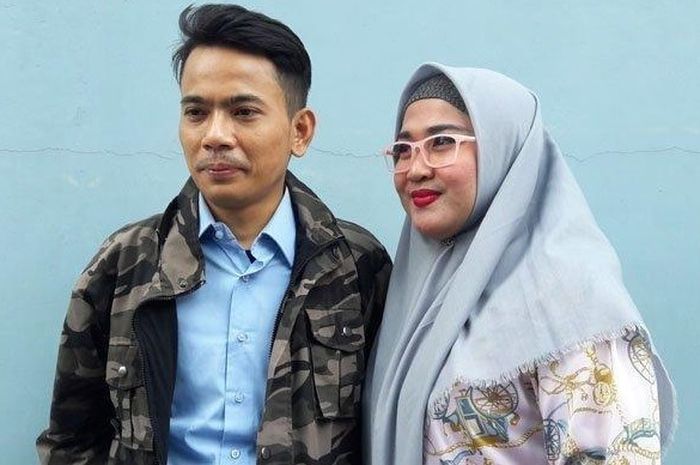 Penyanyi Januarisman Runtuwene alias Aris Idol bersama istri, ditemui di Gedung Trans TV, Jalan Kapten Tendean, Mampang Prapatan, Jakarta Selatan, Senin (27/8/2018).