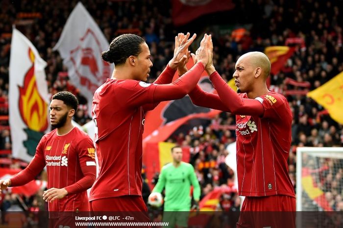 Virgil van Dijk dan Fabinho merayakan kemenangan 2-1 Liverpool atas Bournemouth di Stadion Anfield, Sabtu (7/3/2020).