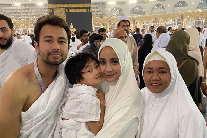 Anaknya Ikut Berangkat Umrah Bareng Raffi Ahmad dan Nagita Slavina