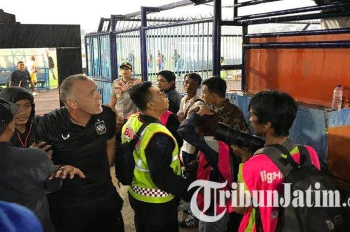 Pelatih PSIS Semarang, Dragan Djukanovic, terlibat adu mulut dengan suporter tuan rumah dalam laga kontra Persela Lamongan, Sabtu (7/3/2020).