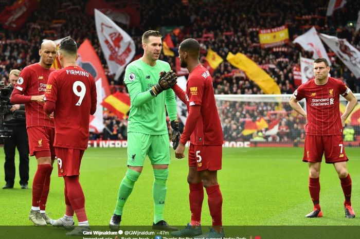 Para pemain Liverpool saling bersalaman usai memenangkan suatu pertandingan di kompetisi Liga Inggris 2019-2020.