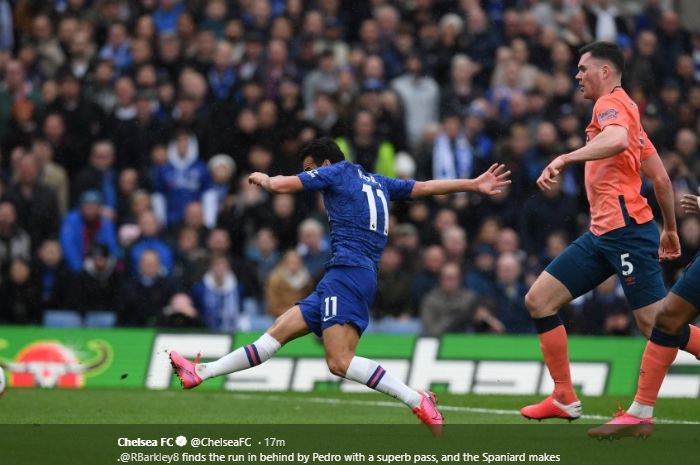 Proses terjadinya gol Pedro Rodriguez ke gawang Everton pada laga Chelsea dalam lanjutan Liga Inggris pekan ke-29 di Stamford Bridge, Minggu (8/3/2020).