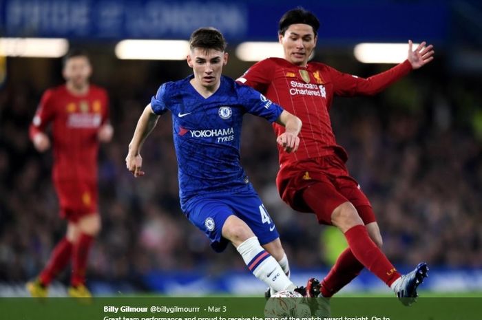 Aksi gelandang muda Chelsea, Billy Gilmour, kala berhadapan dengan Takumi Minamino di ajang Piala FA.