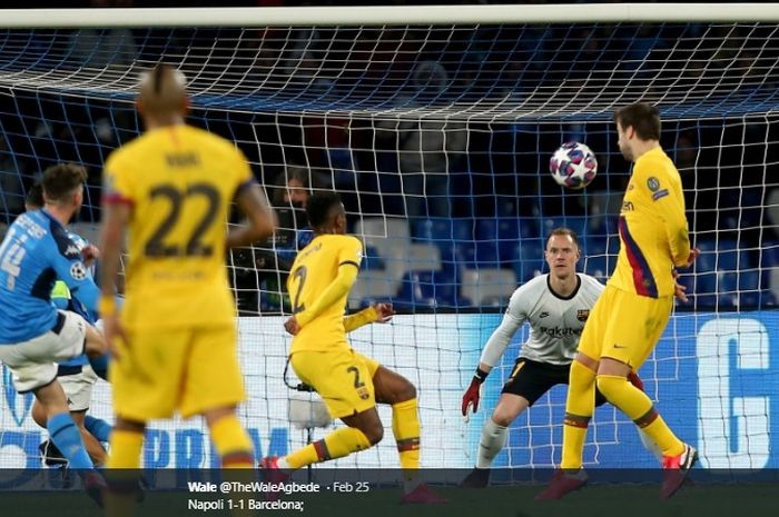 Pemain Napoli, Dries Mertens, mencetak gol ke gawang Barcelona pada pertandingan leg pertama babak 16 besar Liga Champions di Stadion San Paolo.