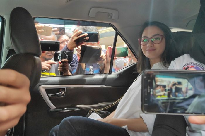 Ririn Ekawati saat digiring polisi menuju BNN Lido, Jawa Barat, Senin (9/3/2020). Ririn Ekawati diamankan petugas pada Sabtu lalu (7/3/2020) di kawasan Setiabudi, Jakarta Selatan.