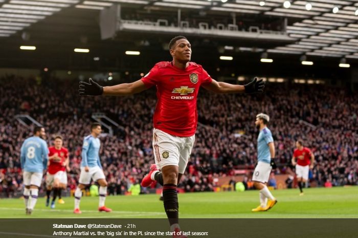 Selebrasi penyerang Manchester United, Anthony Martial, usai menjebol gawang Manchester City pada laga derbi Manchester di Stadion Old Trafford, Minggu (8/3/2020).