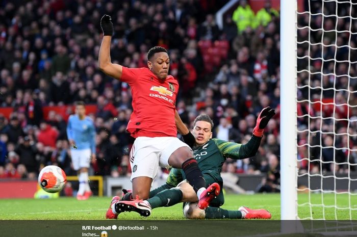 Inseden antara Anthony Martial dengan Ederson Moraes saat pertandingan Manchester United Vs Manchester City, Minggu (8/3/2020)