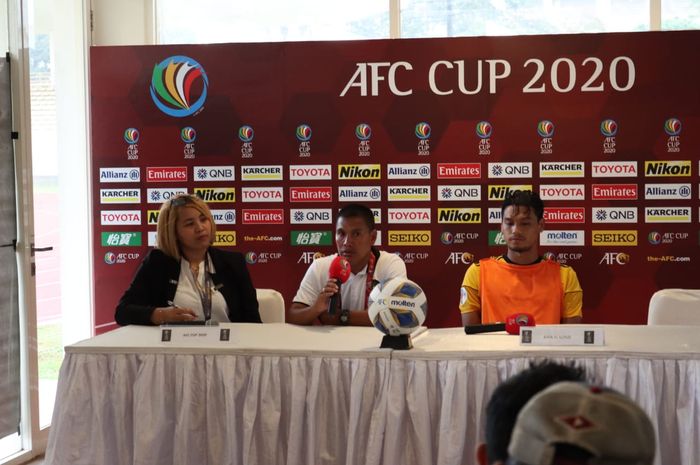 Pelatih Kaya FC-Iloilo, Oliver Colina, dalam jumpa pers usai pertandingan melawan PSM Makassar di Piala AFC, Selasa (10/3/2020).