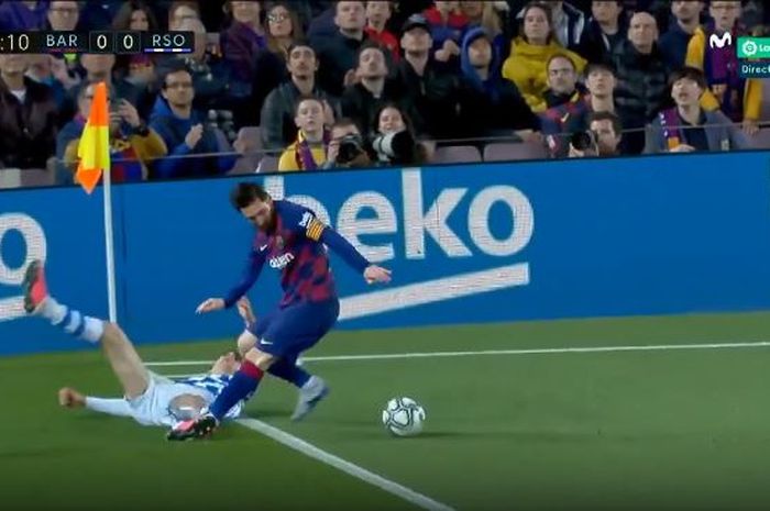 Megabintang Barcelona, Lionel Messi (kanan), menginjak kaki bek Real Sociedad, Diego Llorente, dalam laga Liga Spanyol di Stadion Camp Nou, Sabtu (7/3/2020).