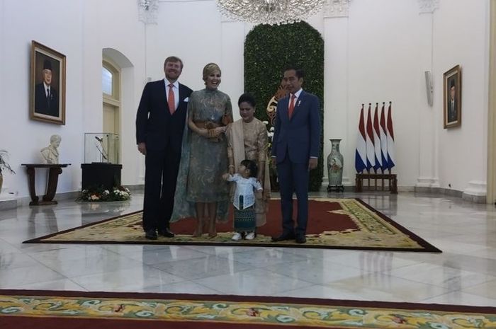 Presiden Jokowi bersama Ibu Negara Iriana turut serta mengajak cucunya, Sedah Mirah Nasution, untuk foto bersama tamunya.