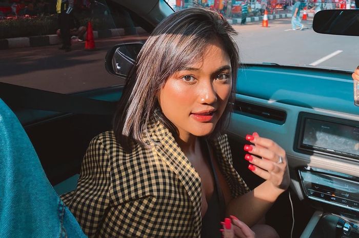 Lekuk Tubuh Terlihat Saat Foto dari Samping Pakai Tank Top dan Celana Ketat, Marion Jola Tuai ...