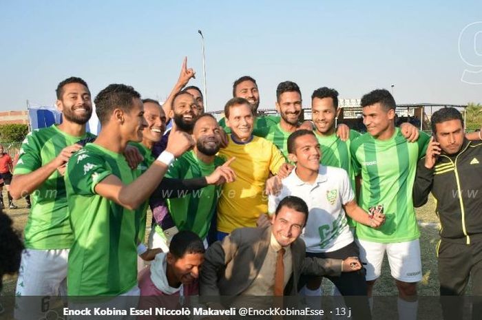 Pemain 6th October Club, Ezzeldin Bahader (jersey kuning), merayakan rekor &quot;pencetak gol tertua&quot; yang ia ciptakan bersama pemain lawan, Genius, seusai pertandingan yang berlangsung pada Sabtu (7/3/2020).