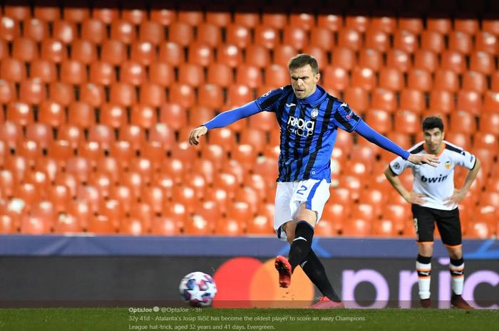 Josip Ilicic mencetak gol lewat tendangan penalti ke gawang Valencia di leg kedua babak 16 besar Liga Champions di Mestalla, 10 Maret 2020.