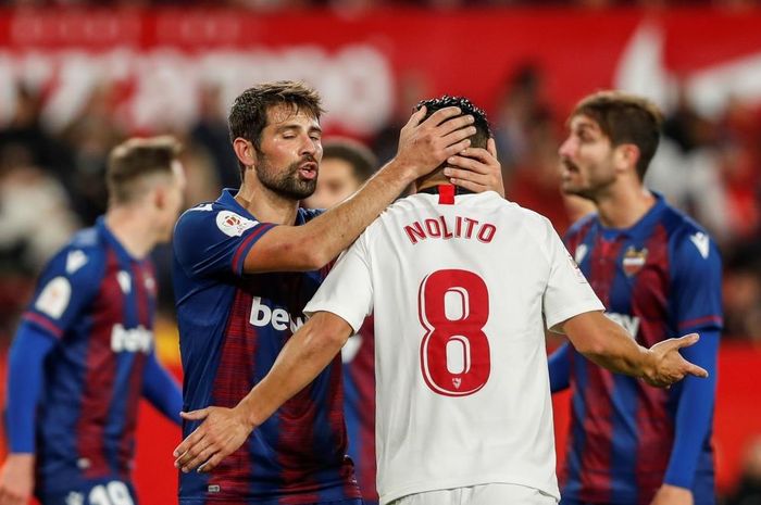 Pemain Sevilla, Nolito (kanan), saat beraksi dalam pertandingan melawan Levante.