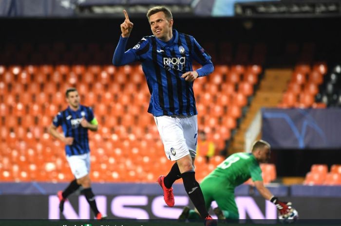 Josip Ilicic melakukan selebrasi usai mencetak hat-trick ke gawang Valencia pada leg kedua 16 besar  Liga Champions di Stadion Mestalla, Selasa (10/3/2020).