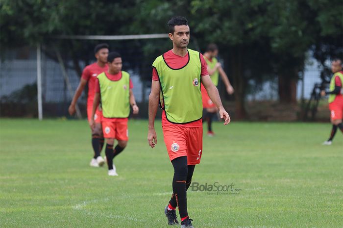 Bek Persija Jakata, Otavio Dutra, sedang menjalani latihan di Lapangan Sutasoma, Halim, Jakarta Timur (11/3/2020)