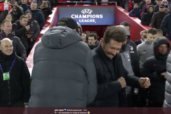 Aksi salaman antara Juergen Klopp dan Diego Simeone sebelum dimulainya laga leg kedua babak 16 besar antara Liverpool versus Atletico Madrid di Stadion Anfield, Rabu (11/3/2020).