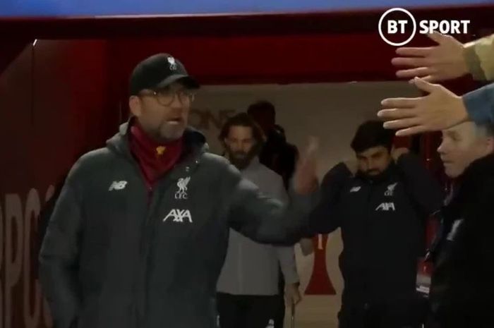 Juergen Klopp memarahi suporter yang meminta jabat tangan