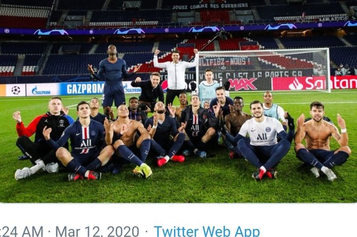 Para pemain Paris Saint-Germain (PSG) berpose meditasi usai laga melawan Borussia Dortmund, Kamis (12/3/2020)