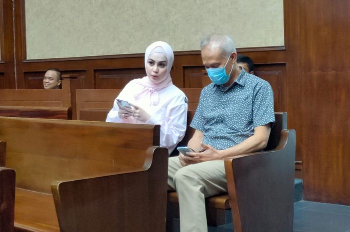 Jennifer Dunn akhirnya memenuhi panggilan untuk menjadi saksi di sidang kasus Tindak Pidana Pencucian Uang (TPPU) yang melibatkan Tubagus Chaeri Wardana alias Wawan di Pengadilan Tindak Pidana Korupsi, Bungur, Jakarta Pusat, Kamis (12/3/2020).