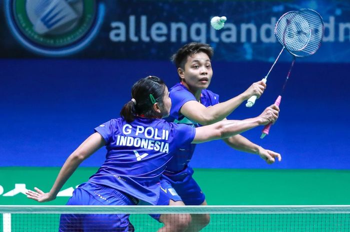 Pasangan ganda putri Indonesia, Greysia Polii/Apriyani Rahayu, saat bertanding melawan Chang Ye-na/Kim Hye-rin (Korea Selatan) pada babak kesatu All England Open 2020 di Arena Birmingham, Inggris, Rabu (11/3/2020).