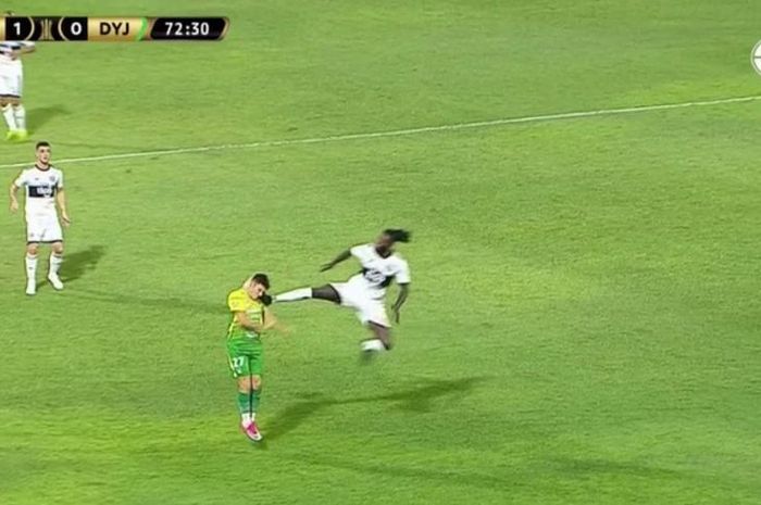 Mantan striker Arsenal, Emmanuel Adebayor, melepaskan tendangan kungfu ke pemain lawan saat membela timnya Olimpia di laga versus Defensa Y Justicia dalam ajang Copa Libertadores, Kamis (12/3/2020).