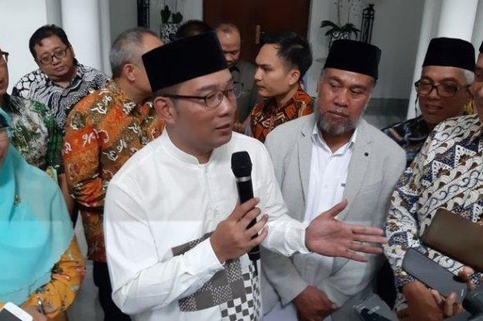 Gubernur Jawa Barat, Ridwan Kamil, seusai rapat membahas virus corona dengan anggota DPRD Jabar di Gedung Sate, Jumat (13/3/2020).    