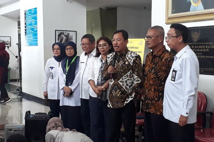 Menteri Kesehatan Terawan Agus Putranto bersama Juru Bicara pemerintah untuk penanganan corona Achmad Yurianto serta jajaran direksi RSUP Persahabatan kepada awak media di RSUP Persahabatan, Jakarta Timur, Kamis (12/3/2020).