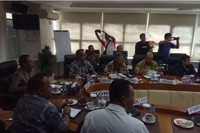 Menteri Pemuda dan Olahraga (Menpora), Zainudin Amali mengadakan rapat khusus bersama dengan sejumlah stakeholder keolahragaan Indonesia terkait meningkatnya penyebaran virus Covid-19 di Gedung Kemenpora RI, Jumat (13/3/2020).