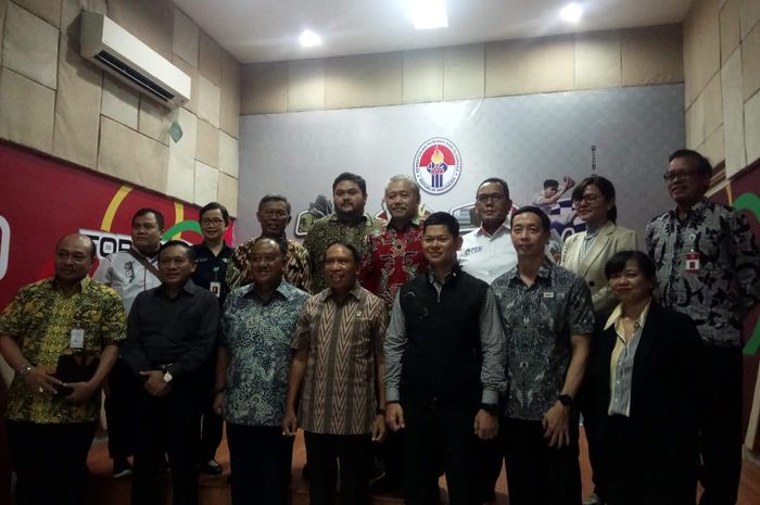 Menpora Zainudin Amali dan sejumlah stakeholder olahraga Indonesia usai rapat khusus membahas kelangsungan kompetisi di tengah wabah virus corona, Jumat (13/3/2020).