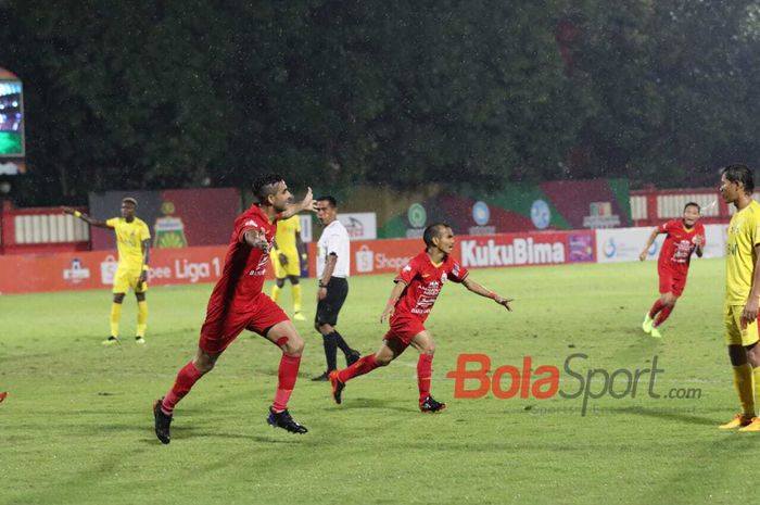 Bek Persija, Otavio Dutra, merayakan gol yang dicetaknya ke gawang Bhayangkara FC dalam laga pekan ke-3 Shopee Liga 1 2020, Sabtu (14/3/2020) di Stadion PTIK, Jakarta.