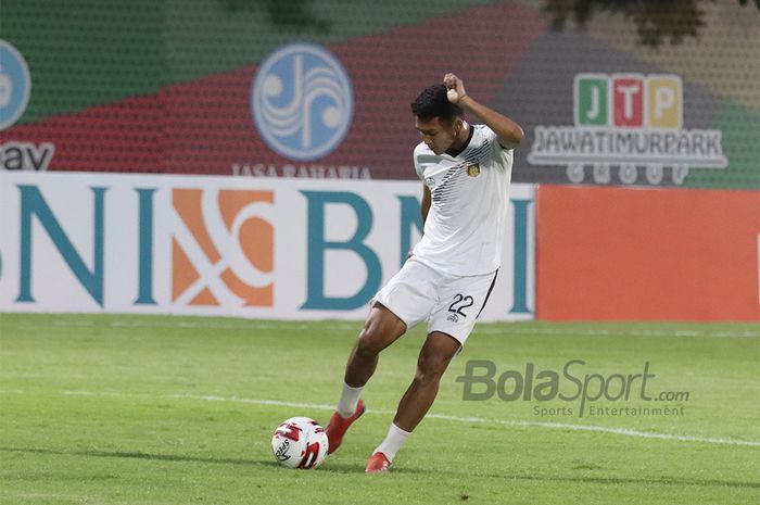 Striker Bhayangkara FC, Dendy Sulistyawan,  sedang latihan shooting jelang laga menghadapi Persija Jakarta di Stadion PTIK, Melawai, Jakarta Selatan (14/3/2020)