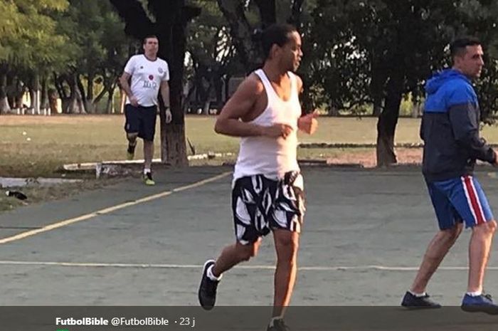 Mantan bintang sepak bola, Ronaldinho, ikut turnamen futsal ketika dipenjara di Paraguay.