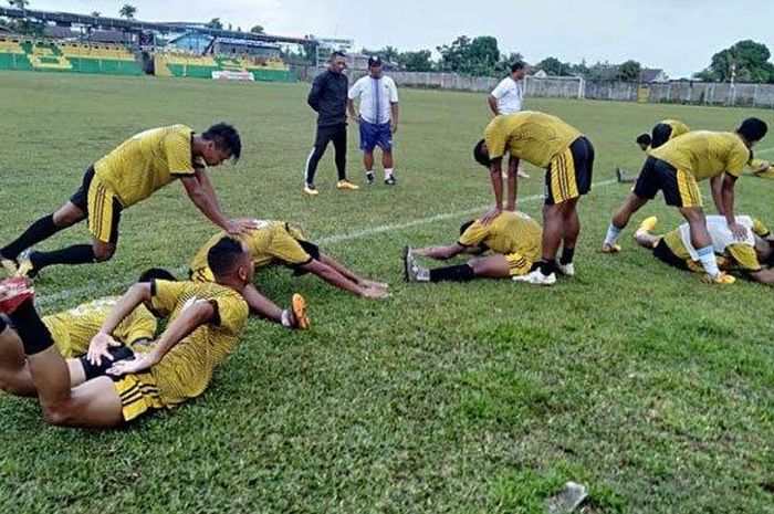 Para pemain PSG Gresik sedang berlatih di Stadion Cendrawasih, Biak, Papua, Sabtu (14/3/2020).