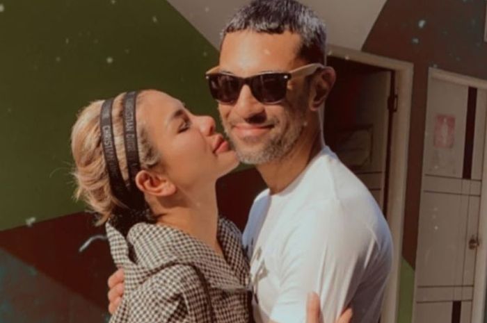 Nikita Mirzani Tertawa-tawa Usai Dikecup Mesra Didi Riyadi yang Sedang