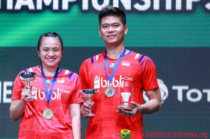 Ganda campuran Indonesia, Praveen Jordan (kanan) dan Melati Daeva Oktavianti, berfoto usai memenangi All England Open 2020, Minggu (15/3/2020) di Birmingham, Inggris.