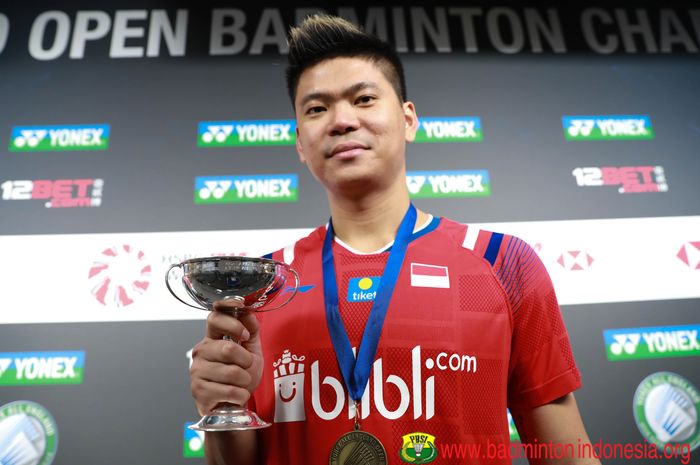 Pemain ganda campuran Indonesia, Praveen Jordan, dengan trofi All England Open 2020 yang ia menangi usai final di Birmingham, Inggris, Minggu (15/3/2020)