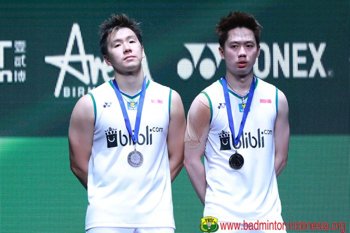 Kevin/Marcus saat berada di podium runner-up All England Open 2020.