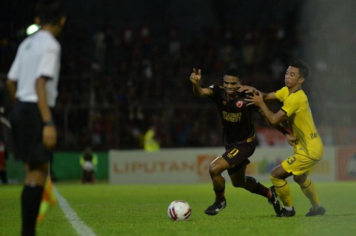 Duel antara Bayu Pradana dan Osas Saha pada laga PSM Makassar melawan Barito Putera, Minggu (15/3/2020) 